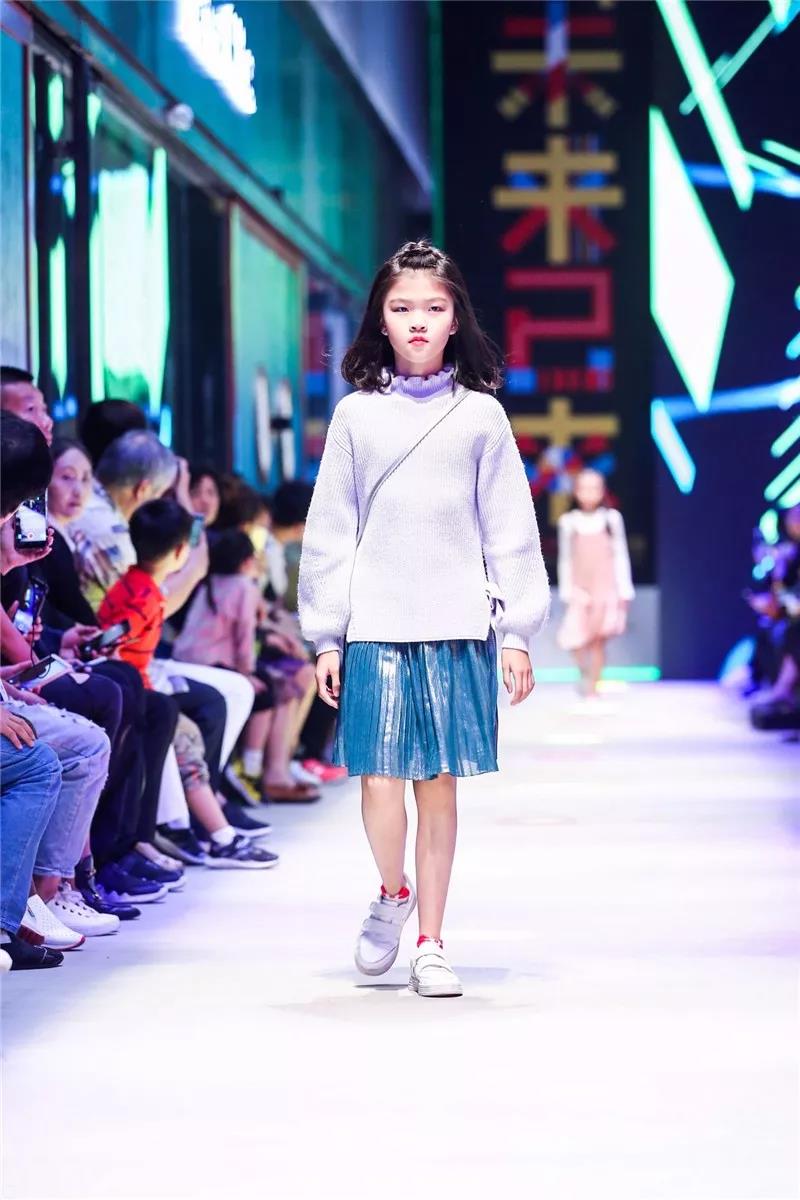 潮童星儿童模特走秀.jpg