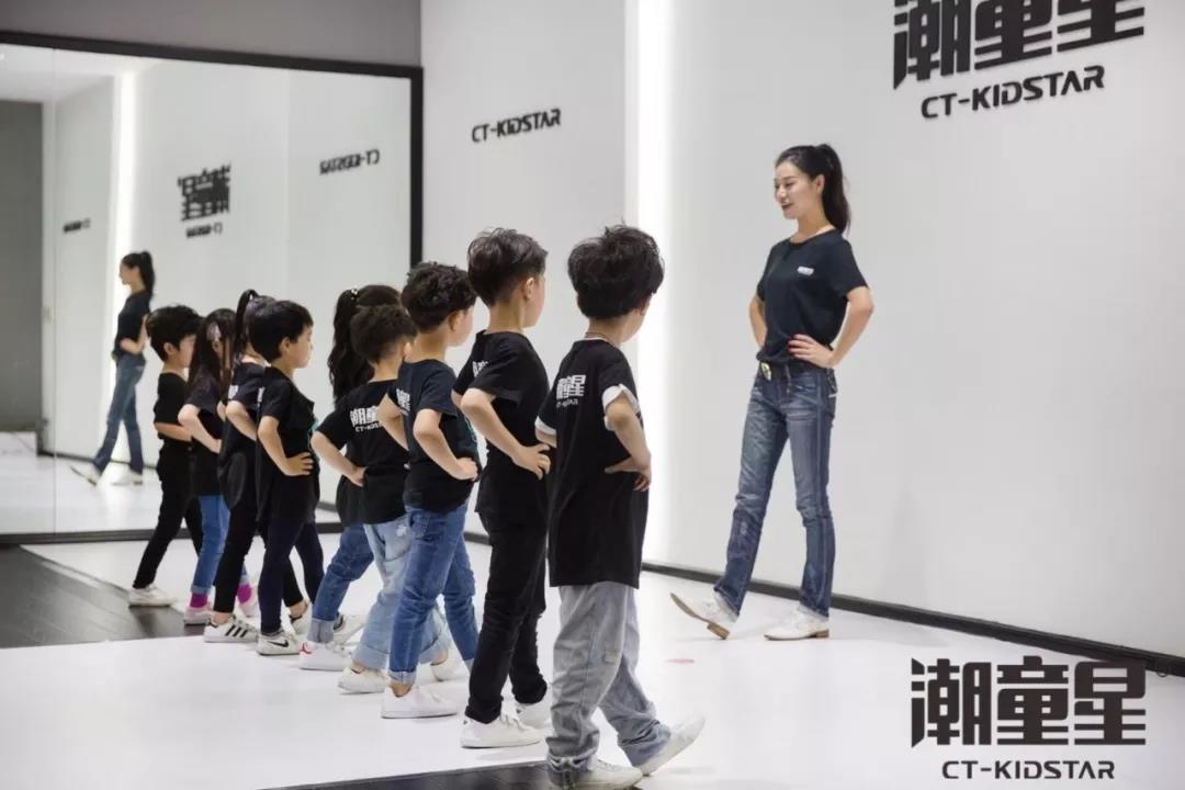 儿童形体礼仪